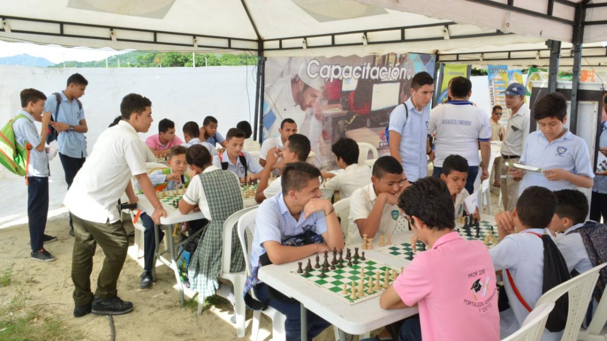 Ajedrez y tablets para los jóvenes en la Feria Temática de Educación