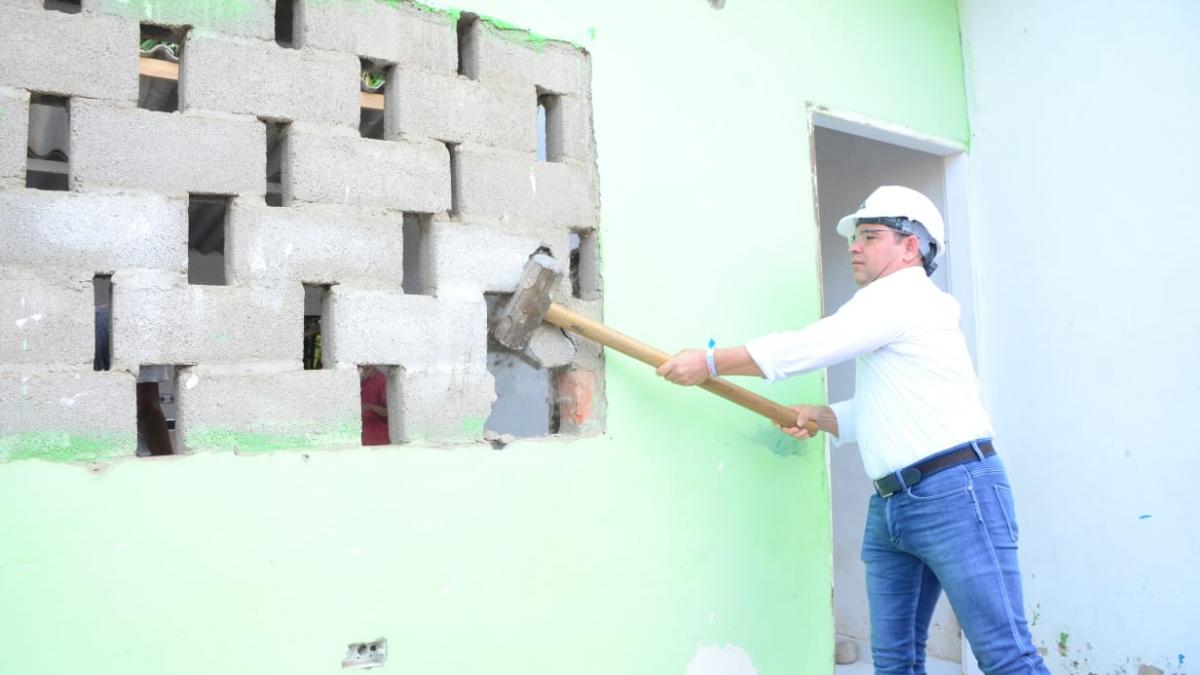 Alcalde Martínez lideró la demolición de una nueva "olla" de microtráfico