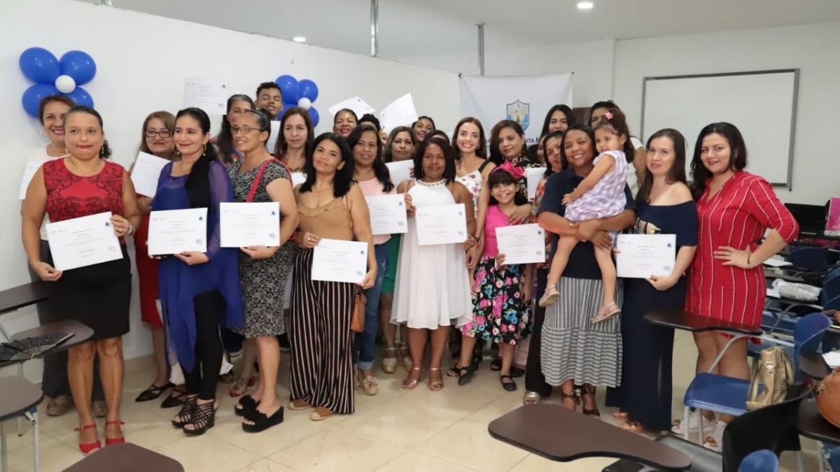 80 mujeres samarias reciben certificación en competencias básicas para el uso de las TIC