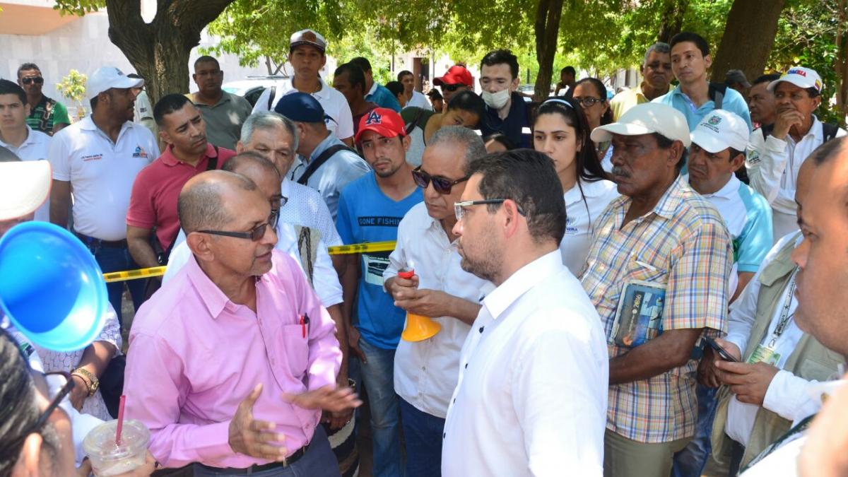 Alcalde Martínez se reúne con educadores para buscar salidas a pago de retroactivo