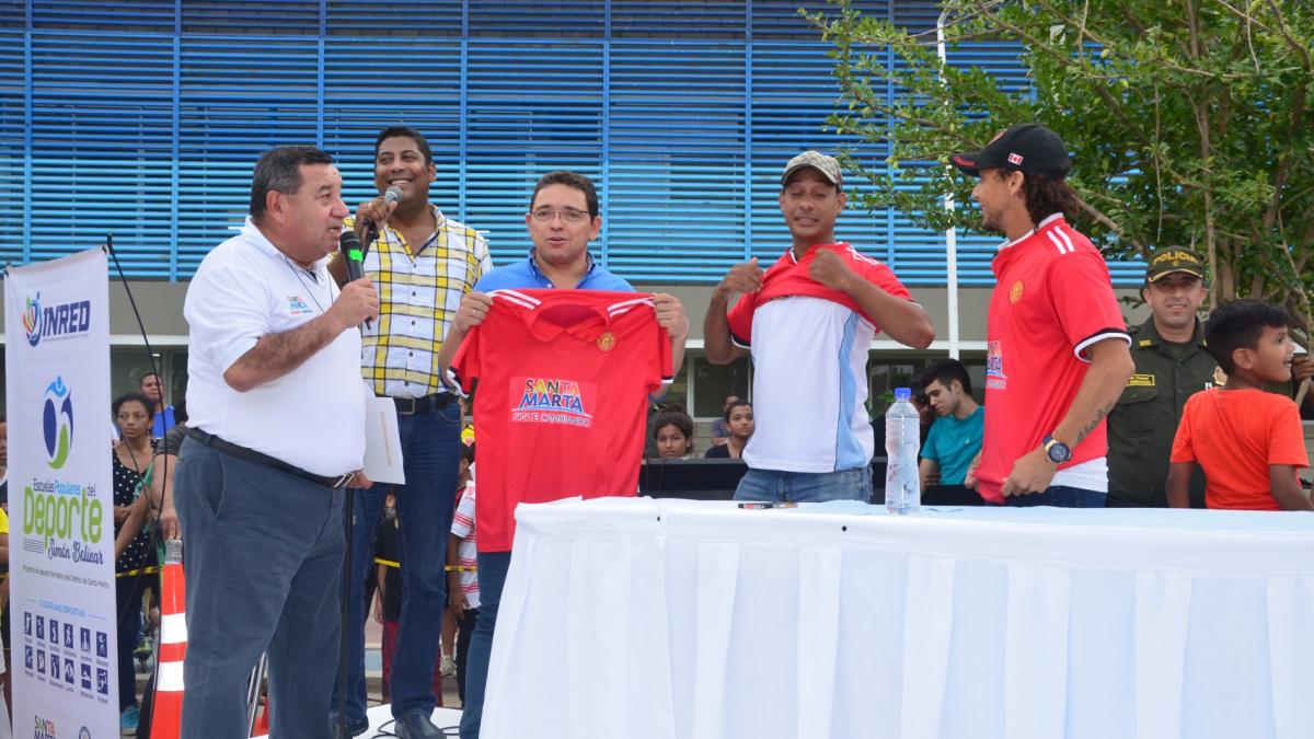 Alcalde Rafael Martínez recibió camiseta de la Selección Magdalena Sénior Máster de fútbol