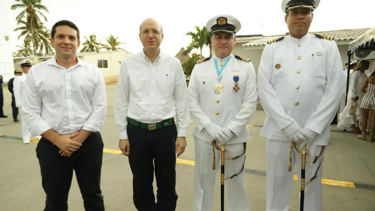 Alcaldía condecoró con la Cruz de Oro y Plata Simón Bolívar  al capitán de fragata Jorge Mario Sánchez de la Armada Nacional