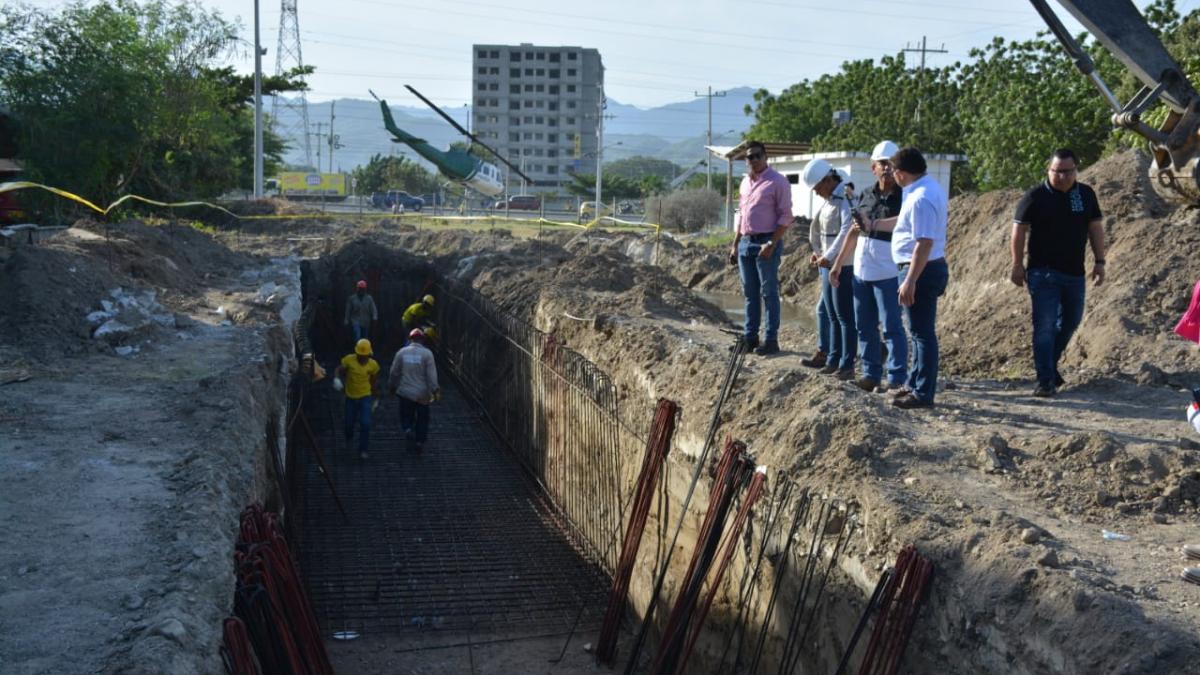 Alcalde Martínez supervisa avance de obra el Colector Pluvial de la Troncal del Caribe