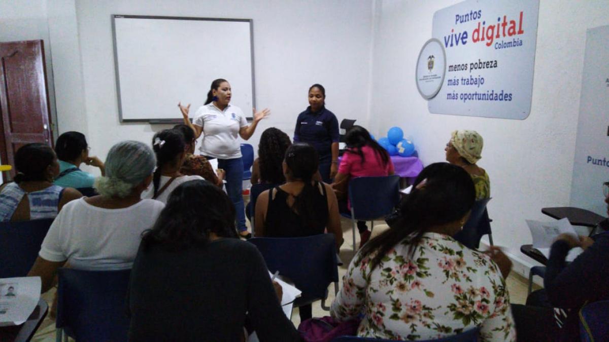 Mujeres cabeza de hogar se forman en herramientas TIC en la Alcaldía del Cambio