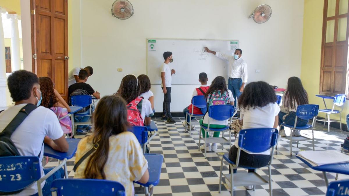 Docente en institución educativa dando clases