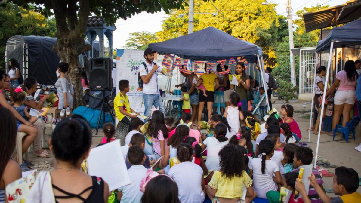 Niños del barrio Malvinas 'Jugaron en el Manzanares' con Galería Callejera de la EFAC