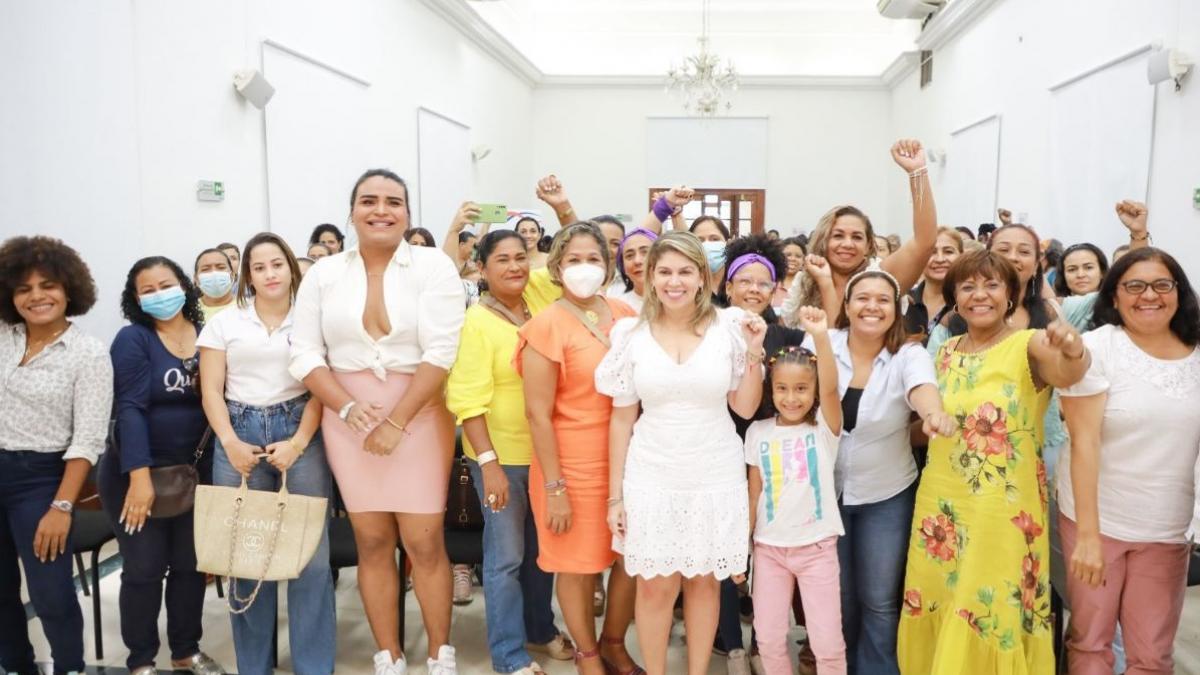 Gobierno de Virna Johnson acompaña integralmente a mujeres con cáncer de mama