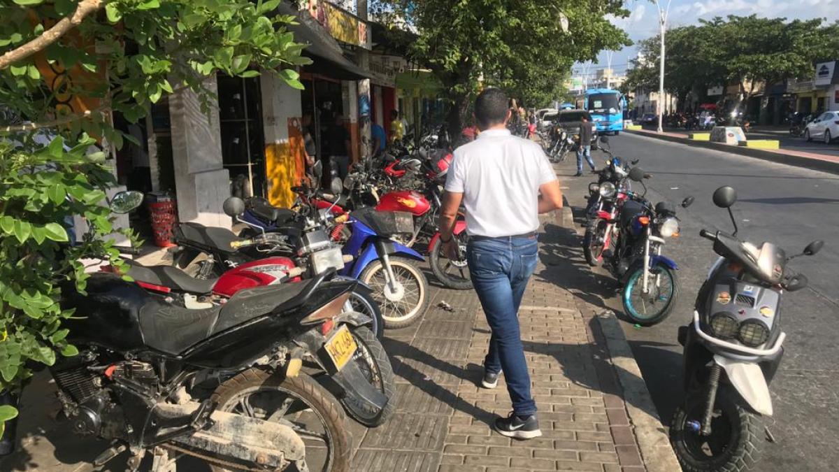 Para recuperar el espacio público, Alcaldía inicia lucha contra parqueo de motos en andenes