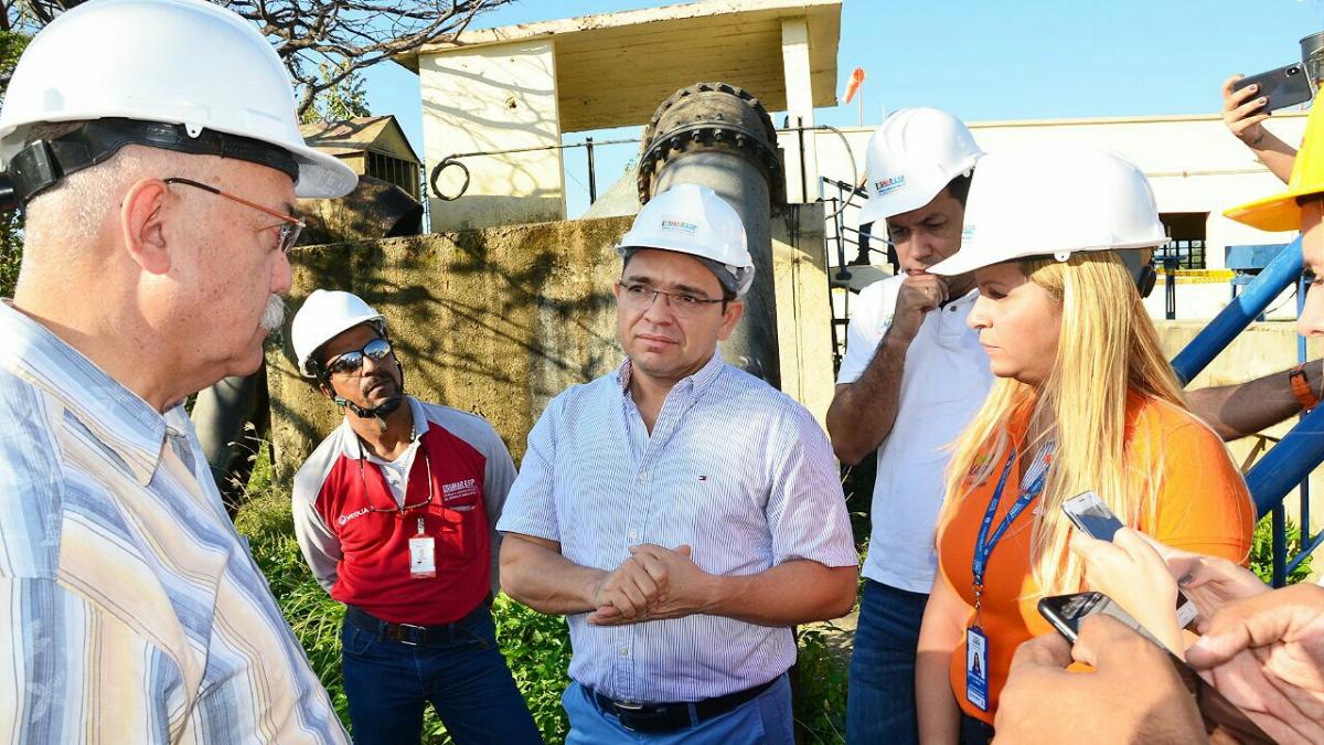 Alcalde Rafael Martínez supervisando los trabajos que se adelantan en la Planta de Tratamiento de Agua Potable de Mamatoco
