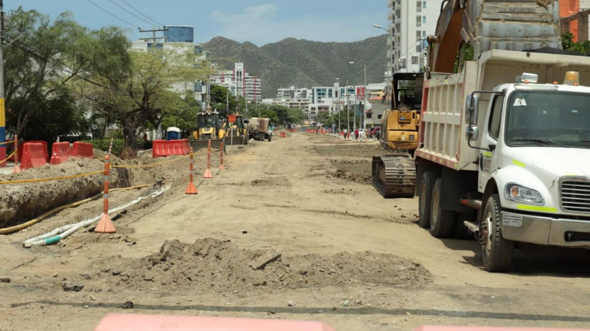 Equipo de la Alcaldía del Cambio realiza seguimiento a la obra vial de la carrera cuarta en El Rodadero