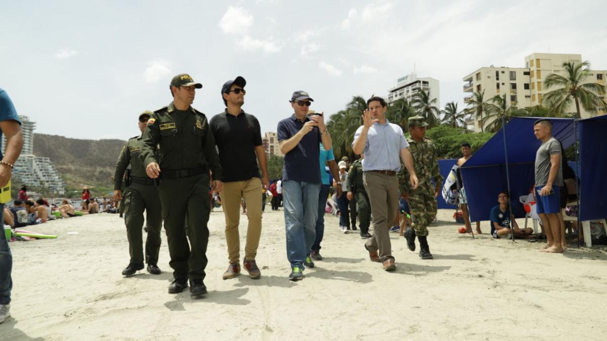 Alcalde (e) Andrés Rugeles, realizó recorrido por la playa de El Rodadero con acompañamiento interinstitucional, para hacer seguimiento a la temporada vacacional.