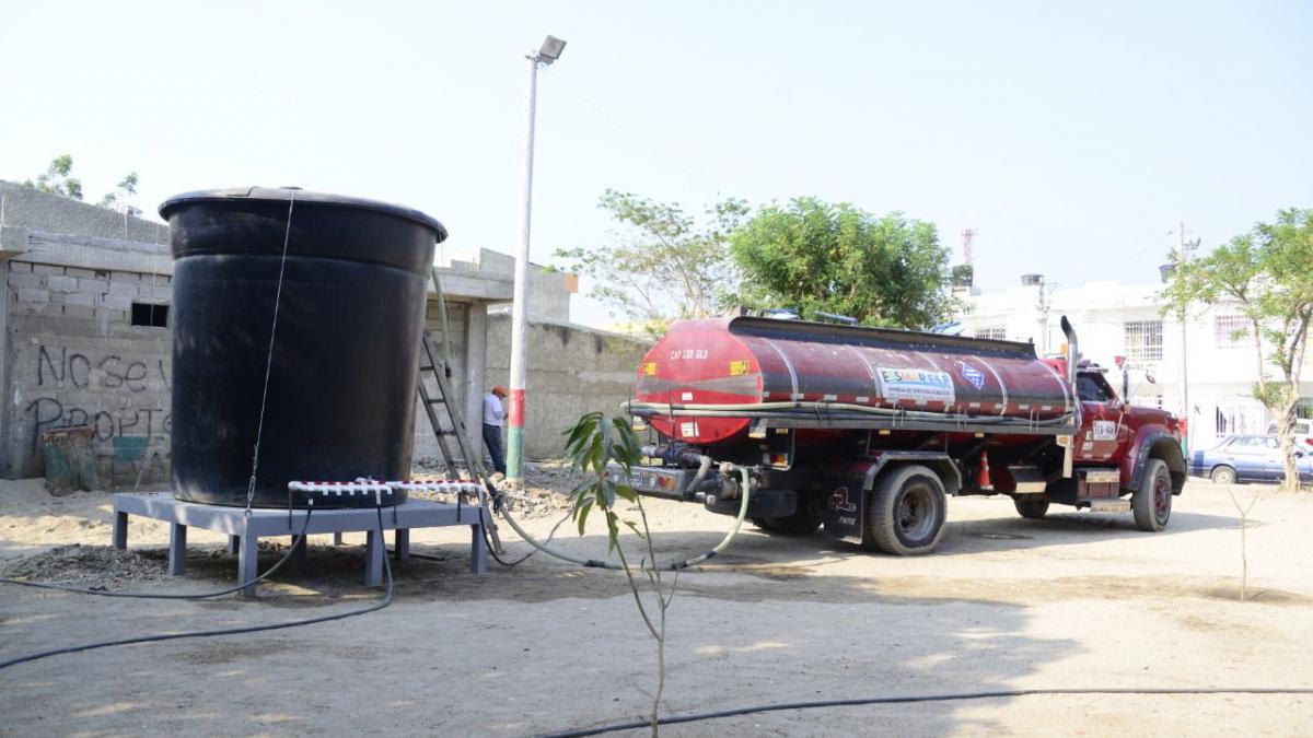 La Alcaldía y la Essmar llevan 20 mil litros de agua a la Ensenada Olaya Herrera y a la Urb. Tamacá