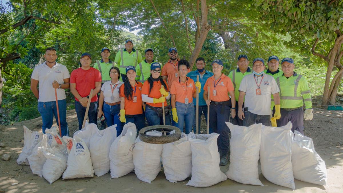 Distrito retira 420 kilos de basuras en jornada de limpieza en el río Manzanares