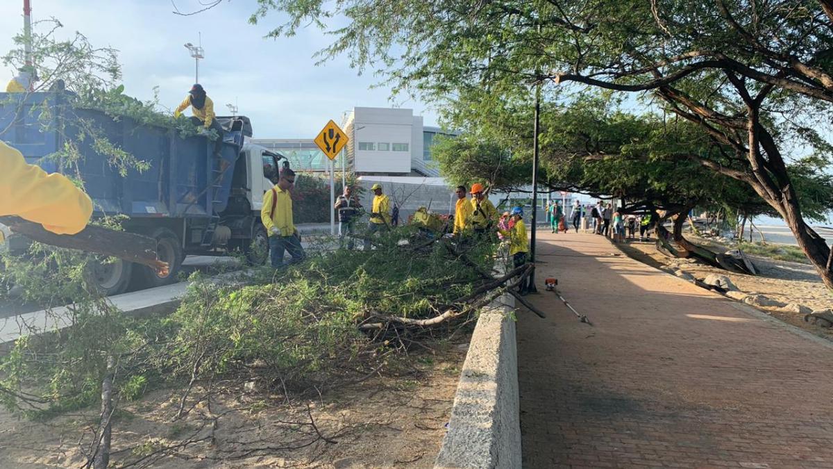 Essmar realiza limpieza en los principales sitios turísticos de Santa Marta