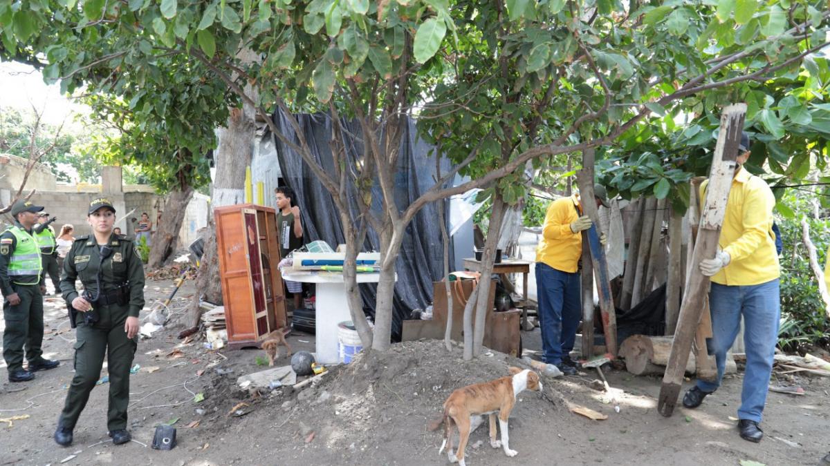 Distrito desaloja vivienda artesanal ubicada a 2 metros del río Manzanares