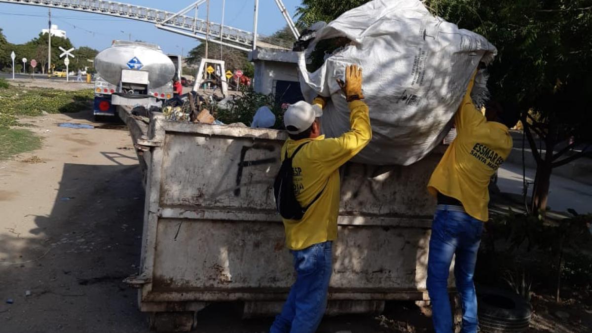 La Essmar se toma la vía Alterna con brigada de limpieza