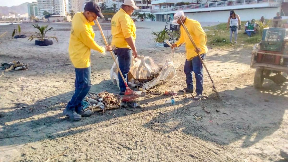 La playa 'Los Cocos' está limpia luego de brigada de la Essmar