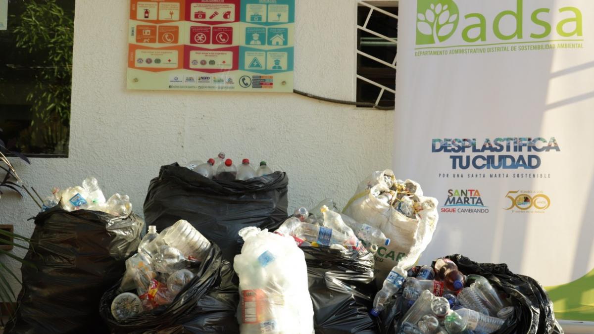 Samarios de 17 barrios vulnerables recogen miles de botellas plásticas para ‘Pesebres Ecológicos’