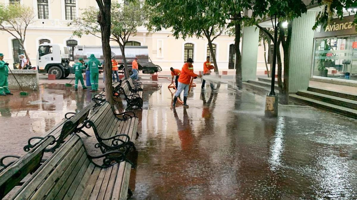 Essmar realiza  limpieza en los monumentos del Centro Histórico