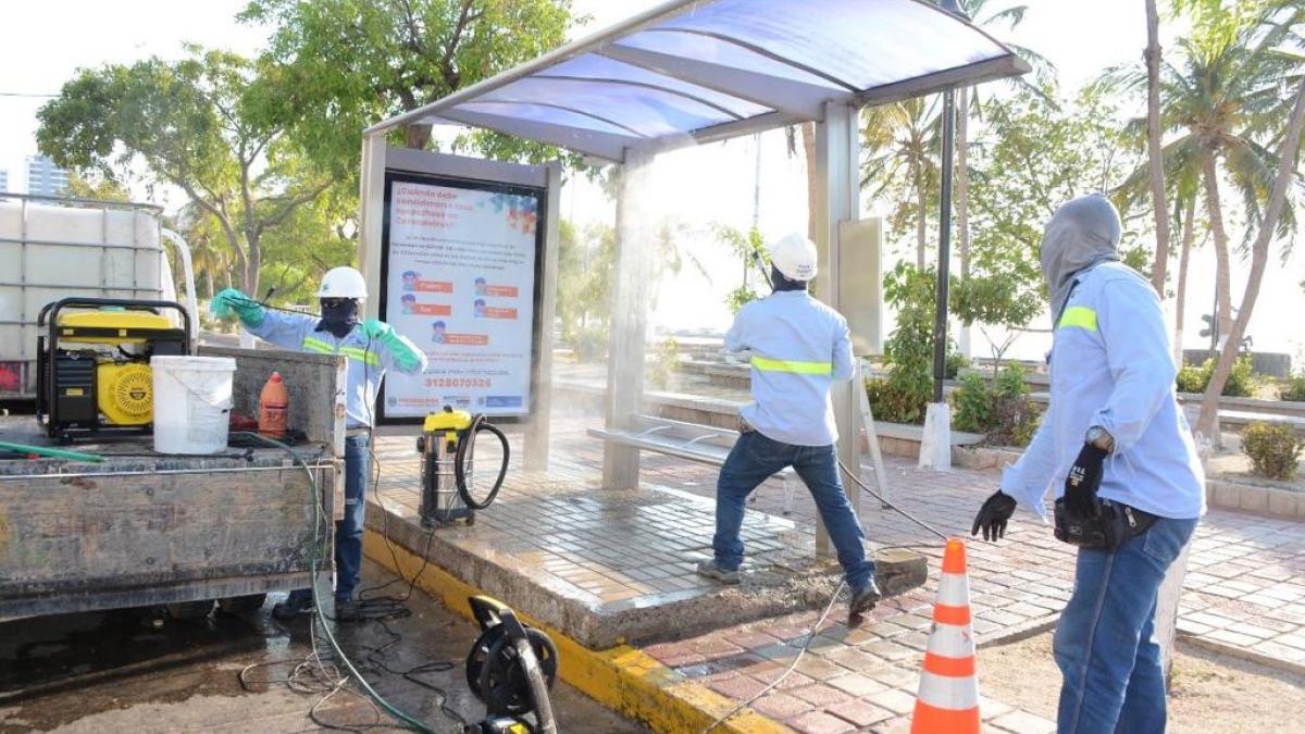 Dejan libres de infección a los paraderos de buses en Santa Marta