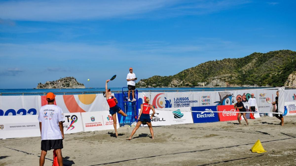 Listos los finalistas de tenis playa en los Juegos Centroamericanos y del Caribe de Mar y Playa 2022.