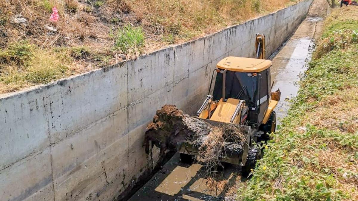 Essmar limpia canal pluvial de María Cristina