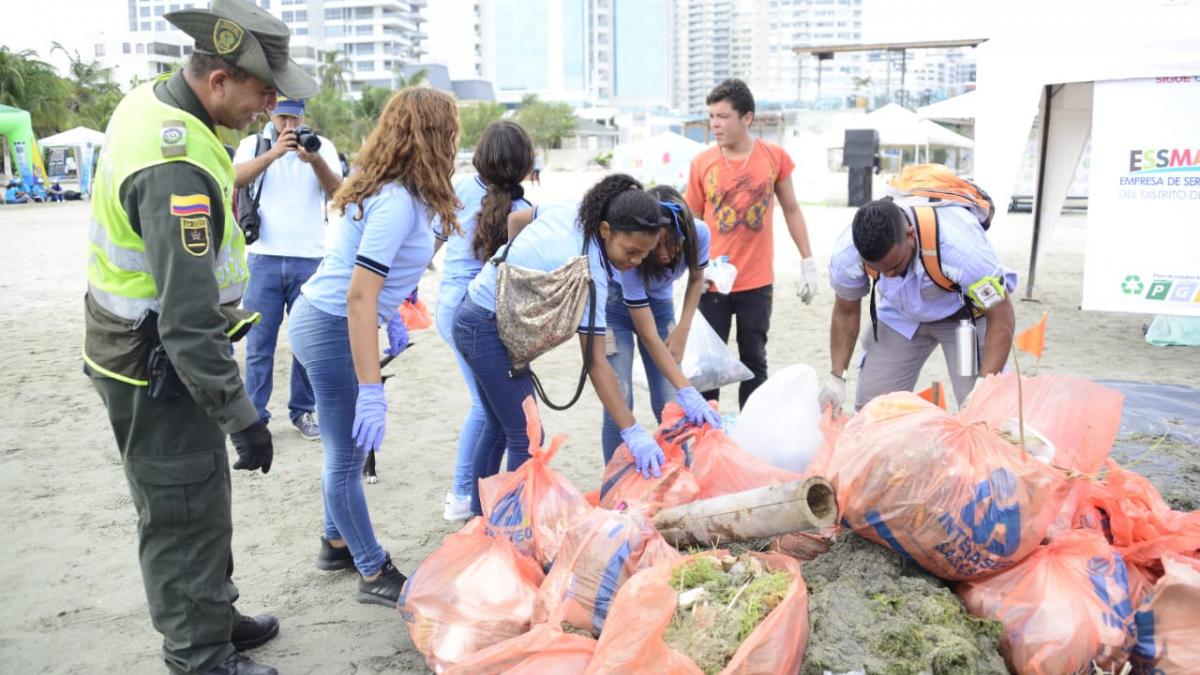 Dadsa retira más de media tonelada de basura en las playas y el fondo marino de la Bahía
