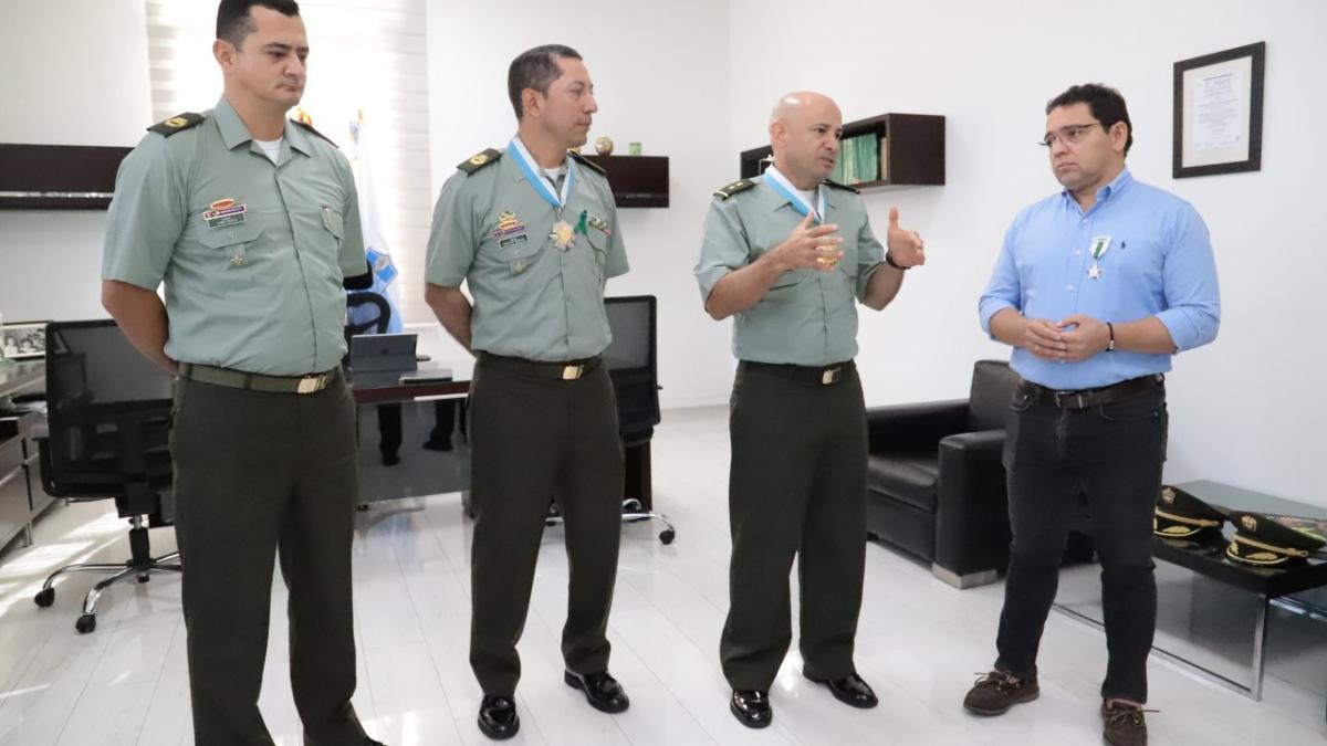 Alcalde Rafael Martínez entregó condecoraciones a altos miembros de la Policía Nacional