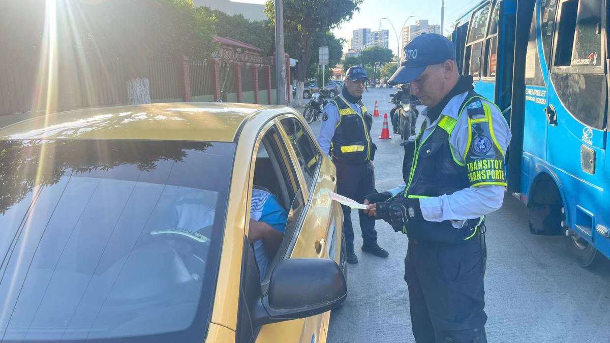 Alcaldía implementa operativos para verificar uso del taxímetro y evitar excesos en el cobro de la tarifa de taxis