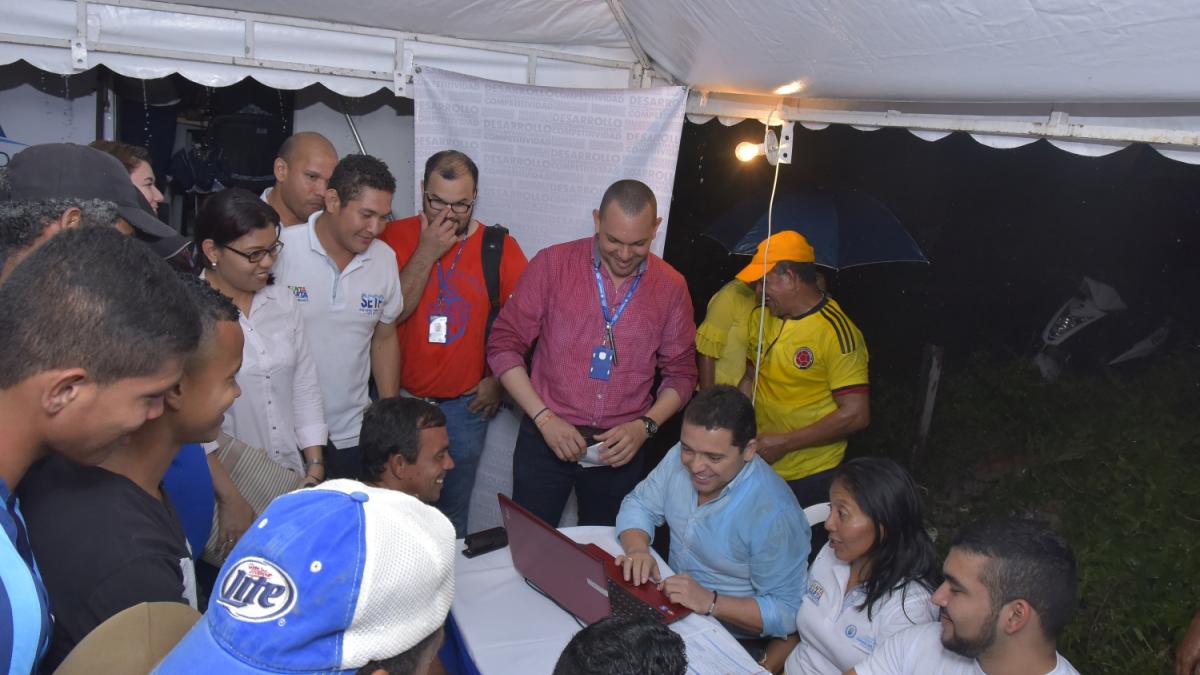 Alcalde Martínez recibió hojas de vidas para 70 vacantes