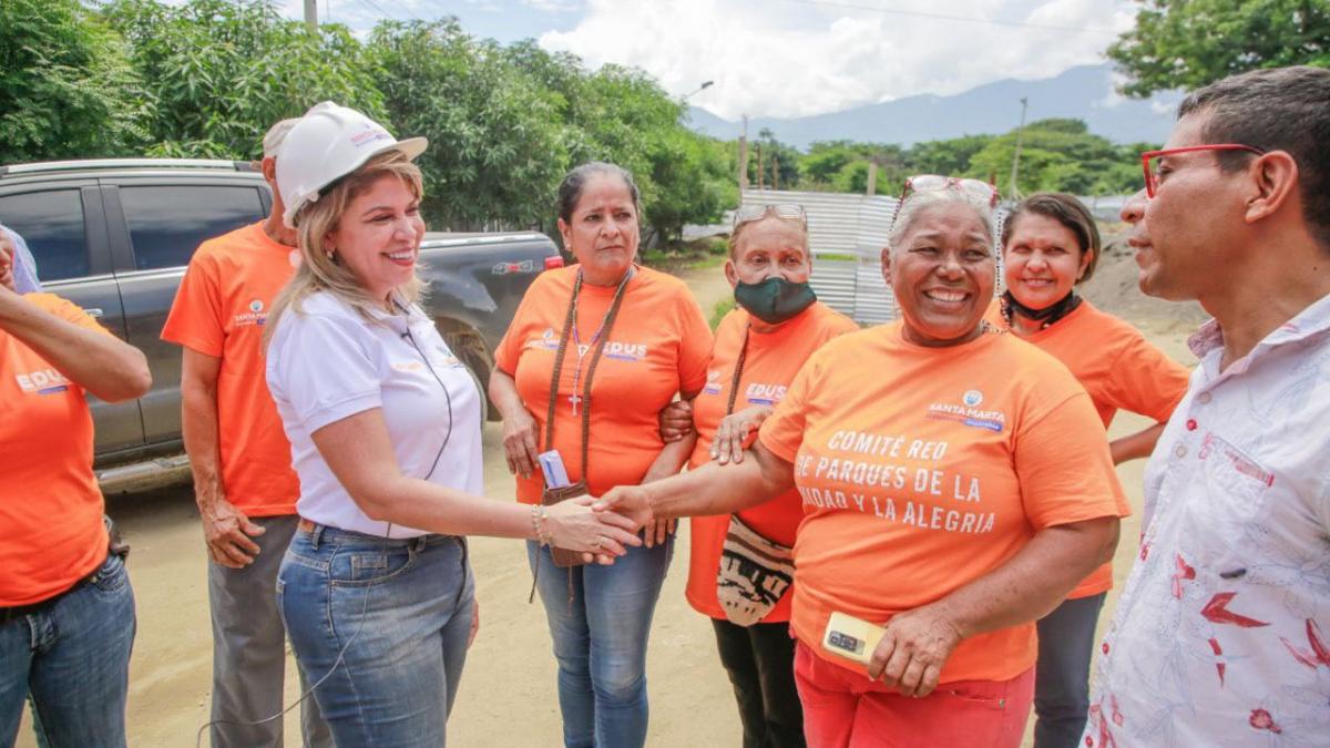 La alcaldesa Virna Johnson constata avances de obras en Timayuí y 11 de Noviembre