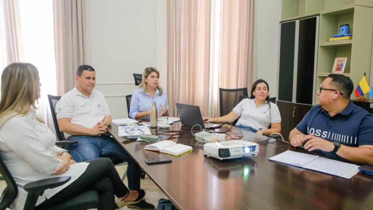 Alcaldesa en reunión con la empresa Air-e compartiendo su preocupación por las quejas de los samarios por las altas tarifas