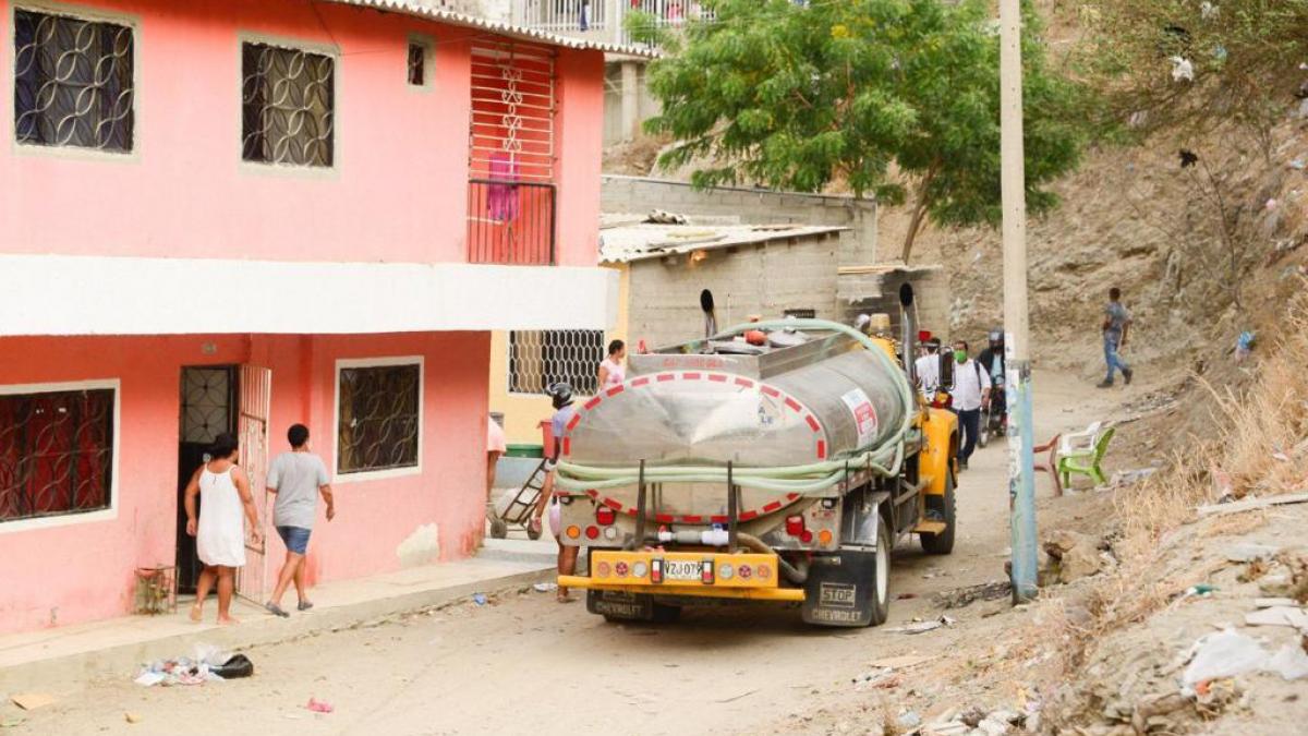 Cien mil litros de agua fueron entregados a 800 familias de los barrios Santana y 17 de Diciembre