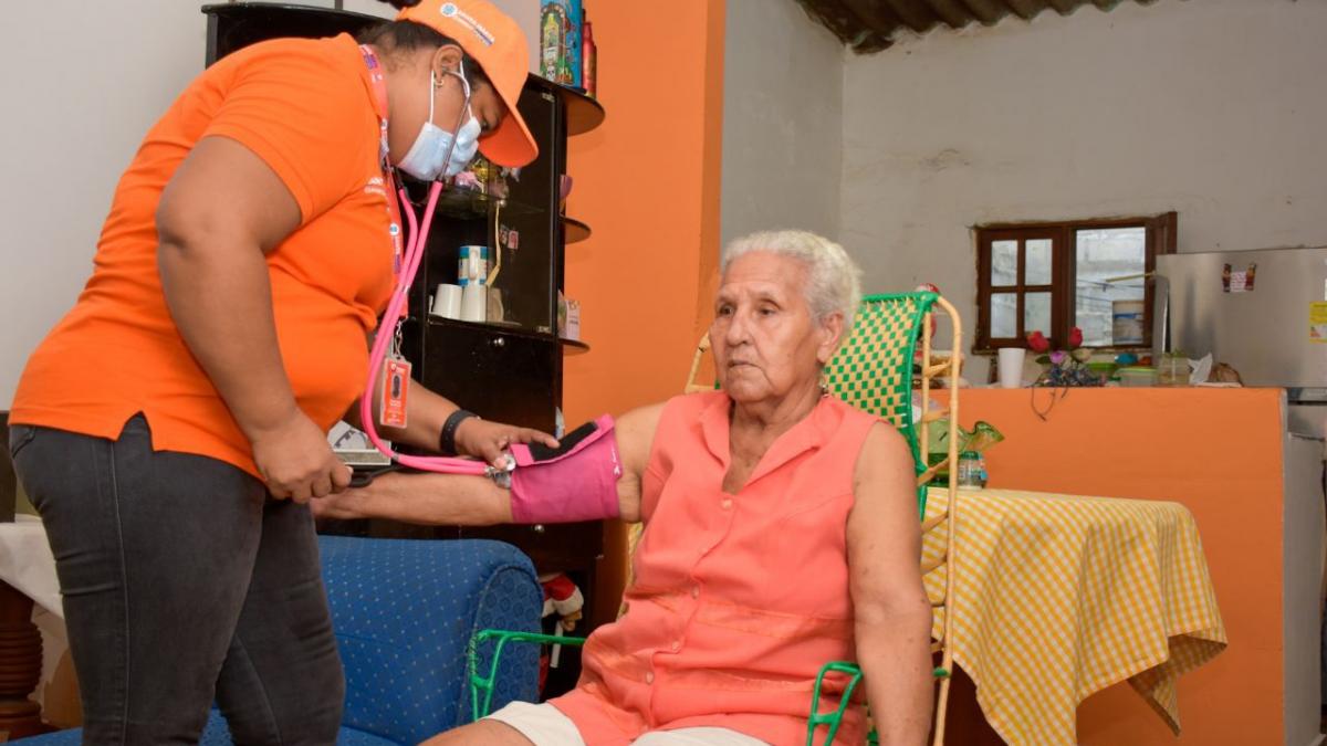 75 profesionales de la salud recorren los barrios de Santa Marta y sus corregimientos con el programa Salud al Barrio- Médico en tu Casa