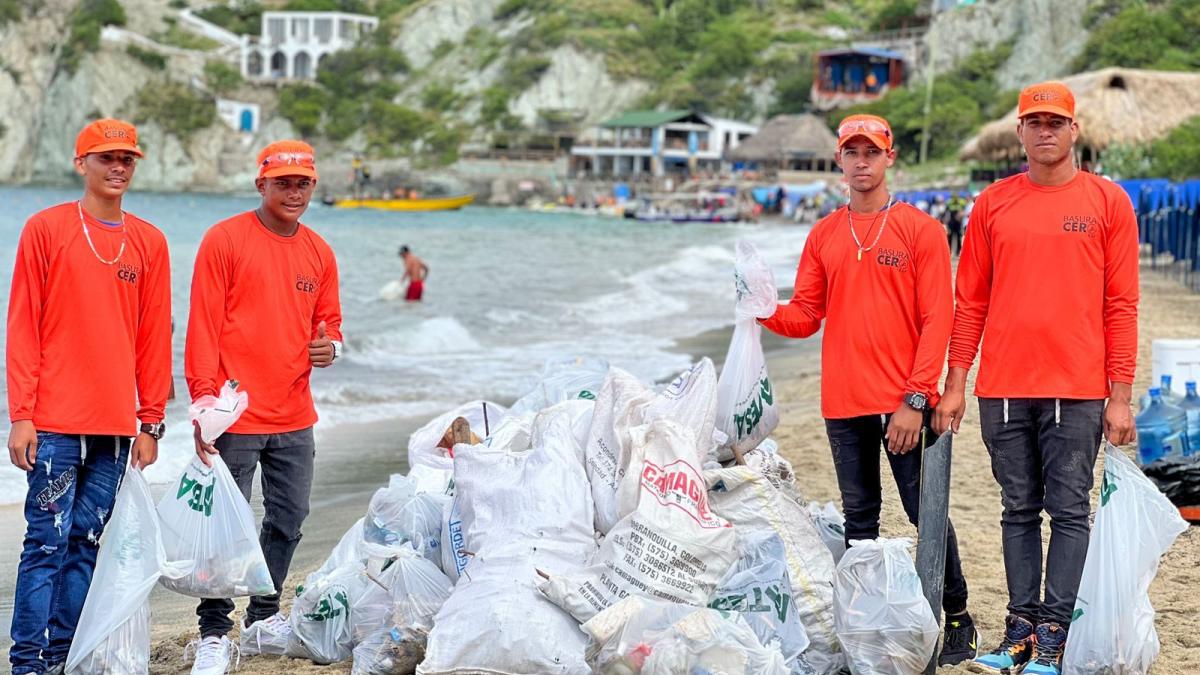 Samarios y turistas participaron en la jornada de limpieza para conmemorar el Día Mundial de las Playas