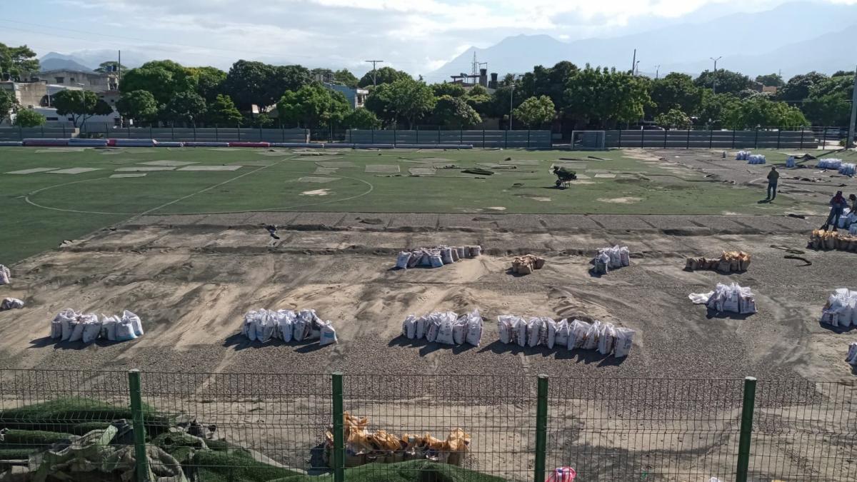 Distrito realiza cambio de gramado en la cancha de fútbol del Parque de la Equidad