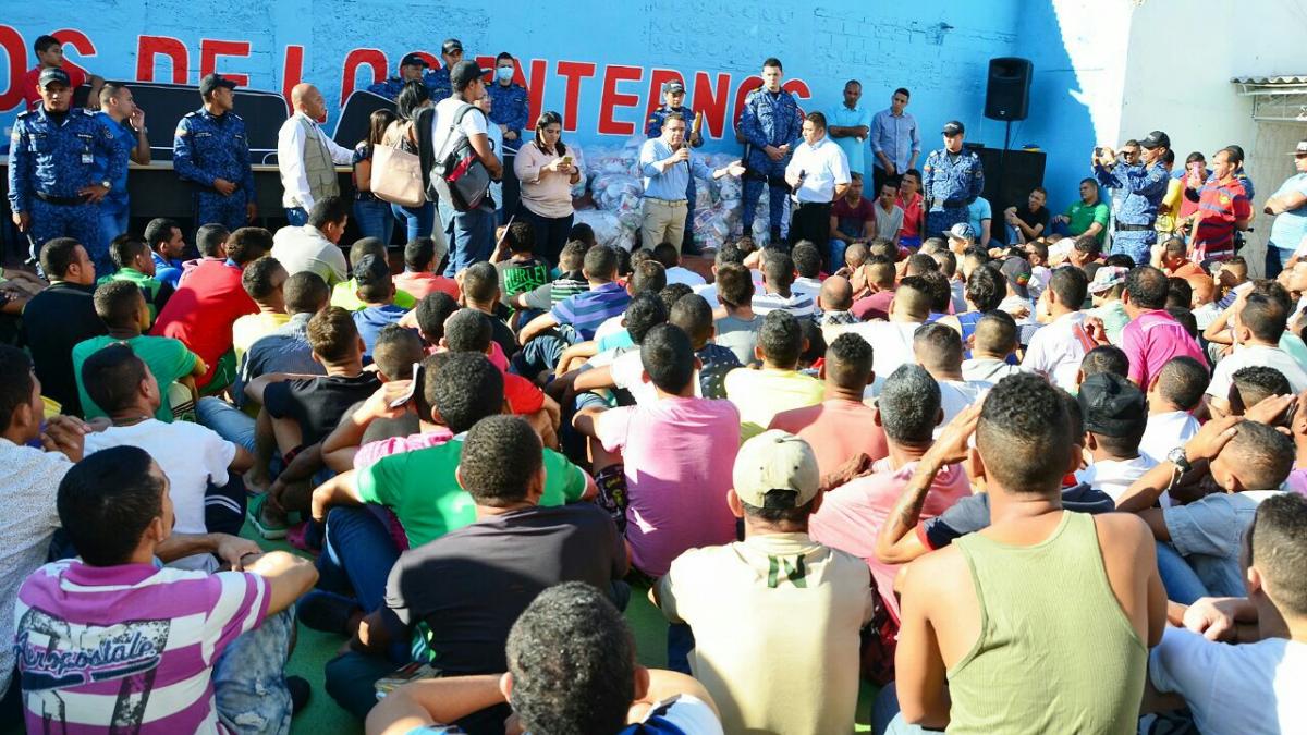 Entrega de elementos de: aseo, cómputo, ferretería y colchonetas, a los internos de la cárcel Rodrigo de Bastidas.