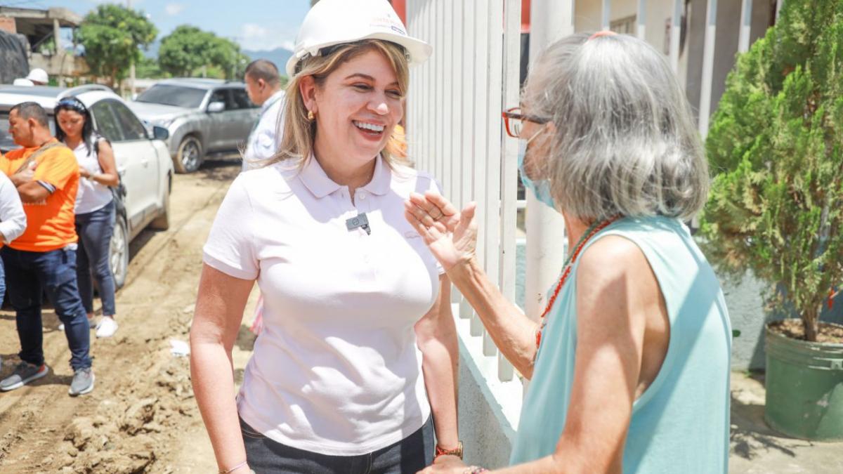 Alcaldesa Virna Johnson inspecciona obras de Malla Vial en el 11 de Noviembre y Timayuí