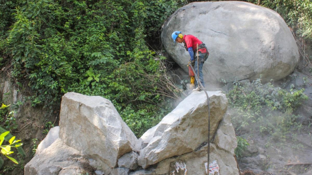 Alcaldía extrae tres rocas en riesgo de caer para garantizar seguridad en vereda 'Cacahualito'