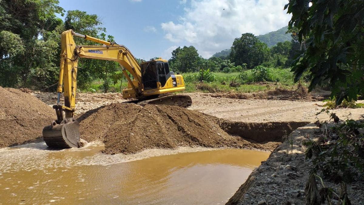 Trabajos de limpieza y remoción sedimentos para mitigar el riesgo en Quebrada Valencia