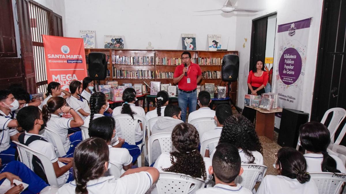 Distrito donó 250 libros a la Biblioteca Popular Elisa Fernández Nieves