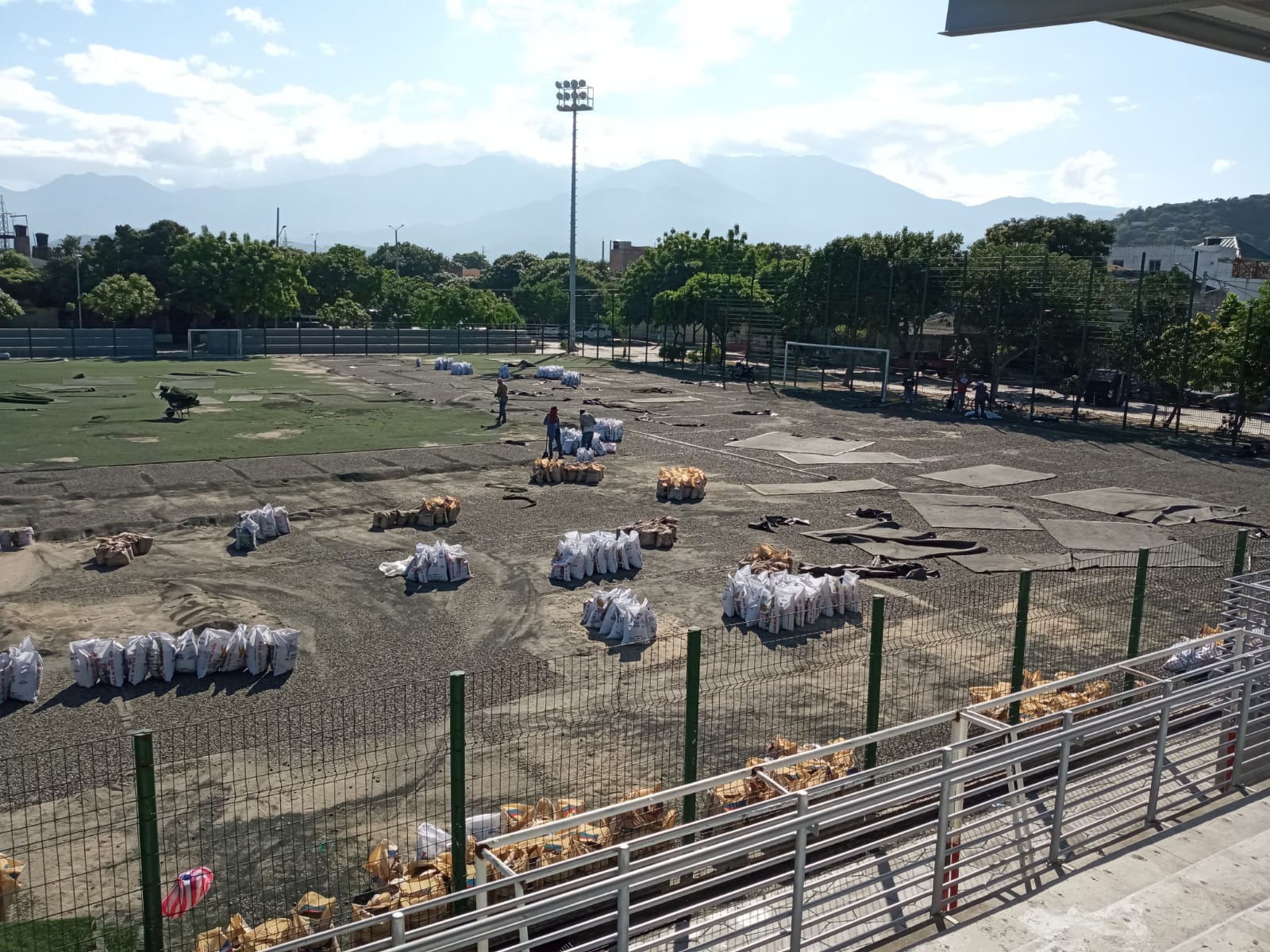 Distrito realiza cambio de gramado en la cancha de fútbol del Parque de la Equidad