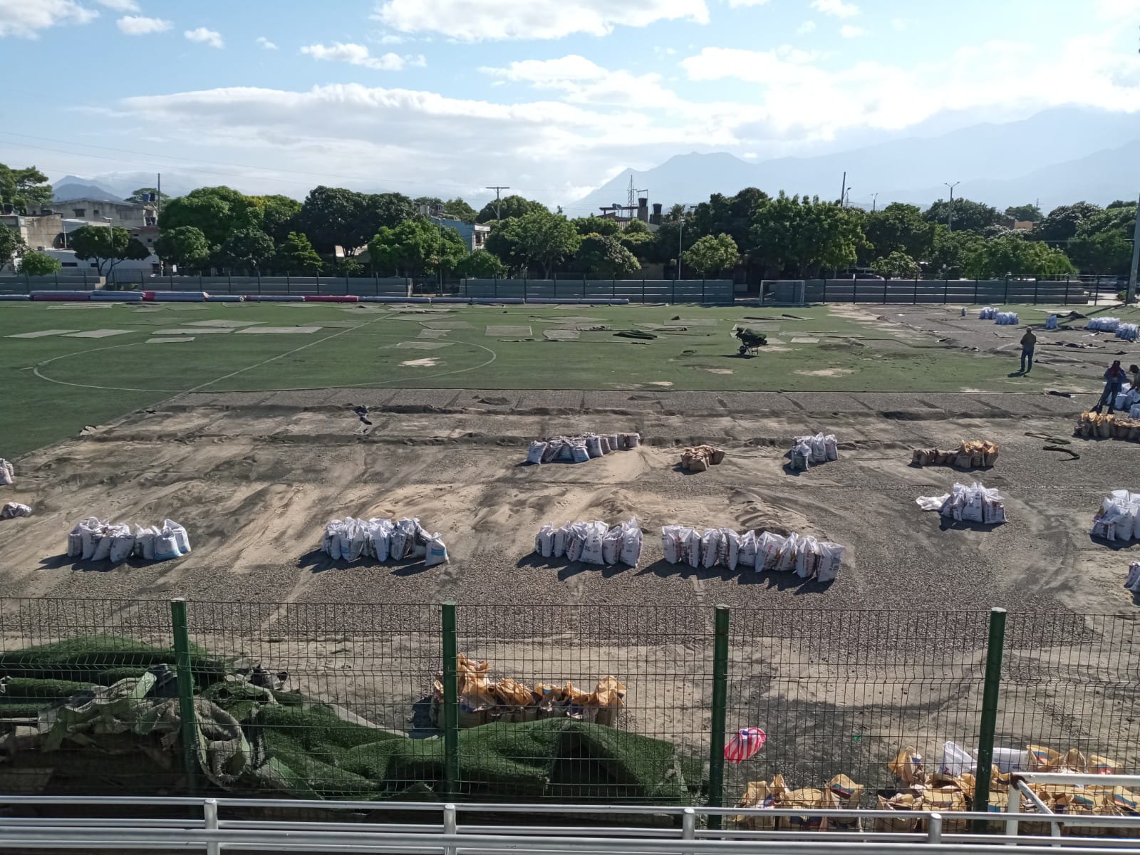 Distrito realiza cambio de gramado en la cancha de fútbol del Parque de la Equidad