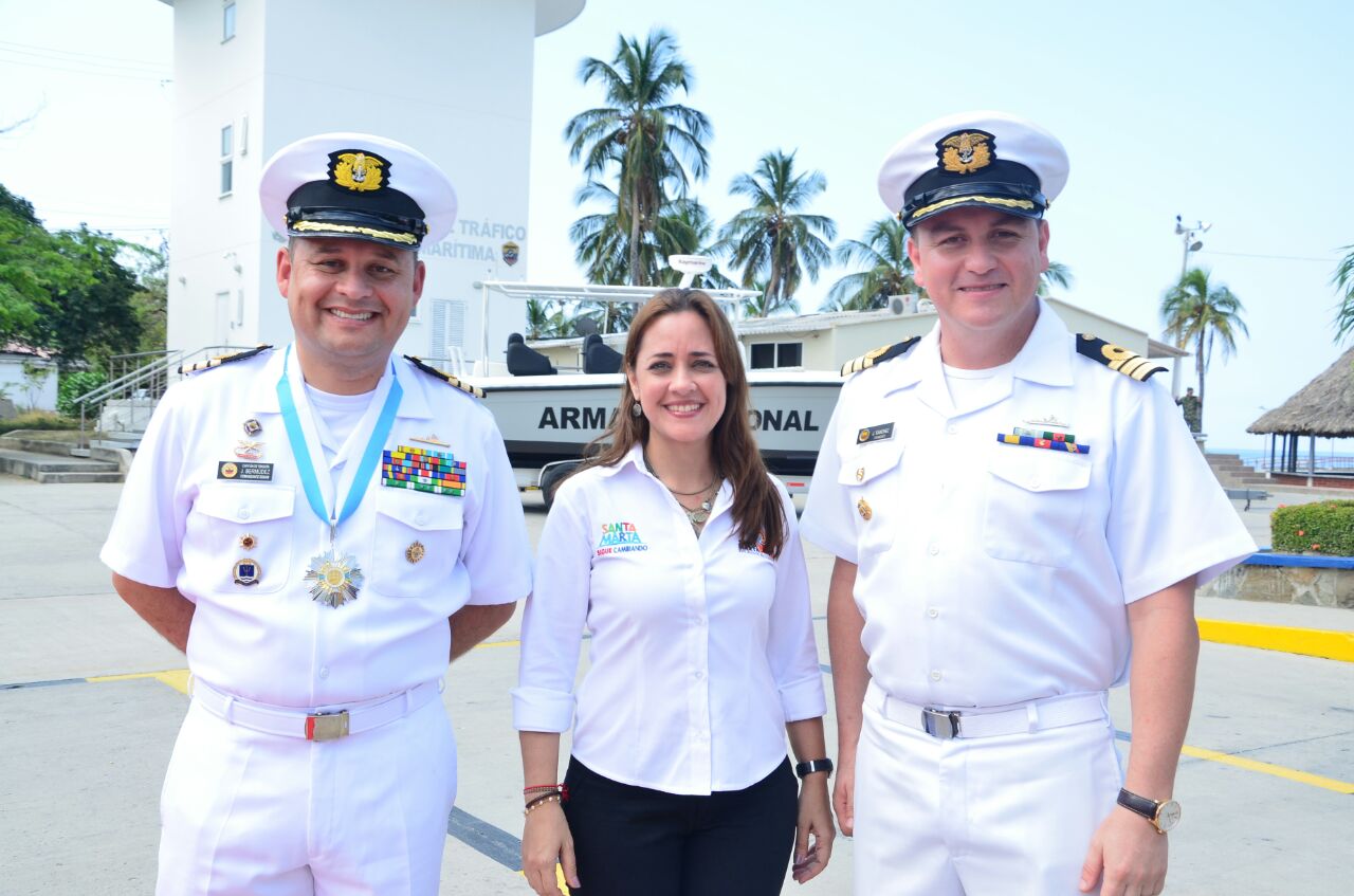 Alcaldesa (e) impuso condecoración al capitán saliente de Guardacostas