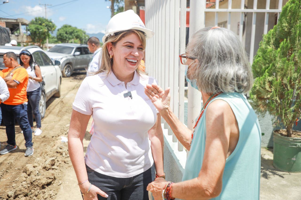 Alcaldesa Virna Johnson inspecciona obras de Malla Vial en el 11 de Noviembre y Timayuí