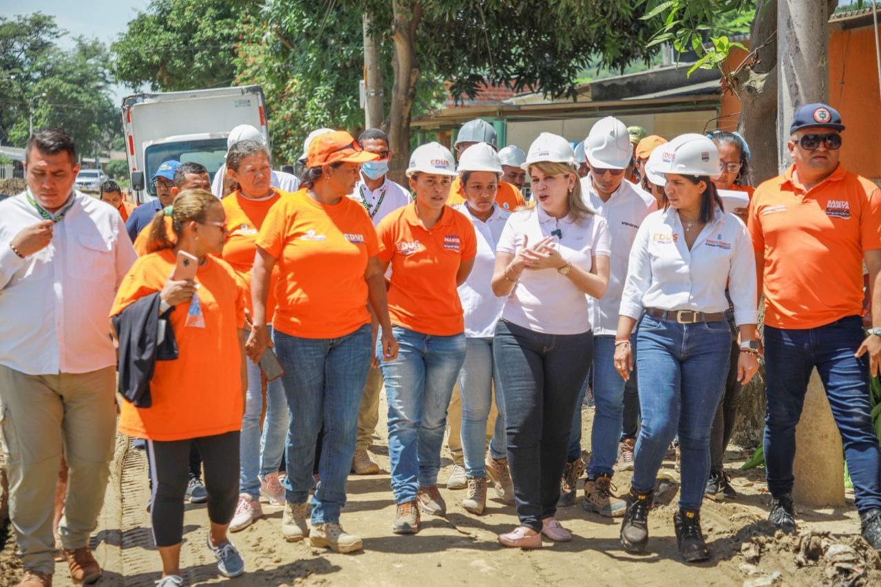 Alcaldesa Virna Johnson inspecciona obras de Malla Vial en el 11 de Noviembre y Timayuí