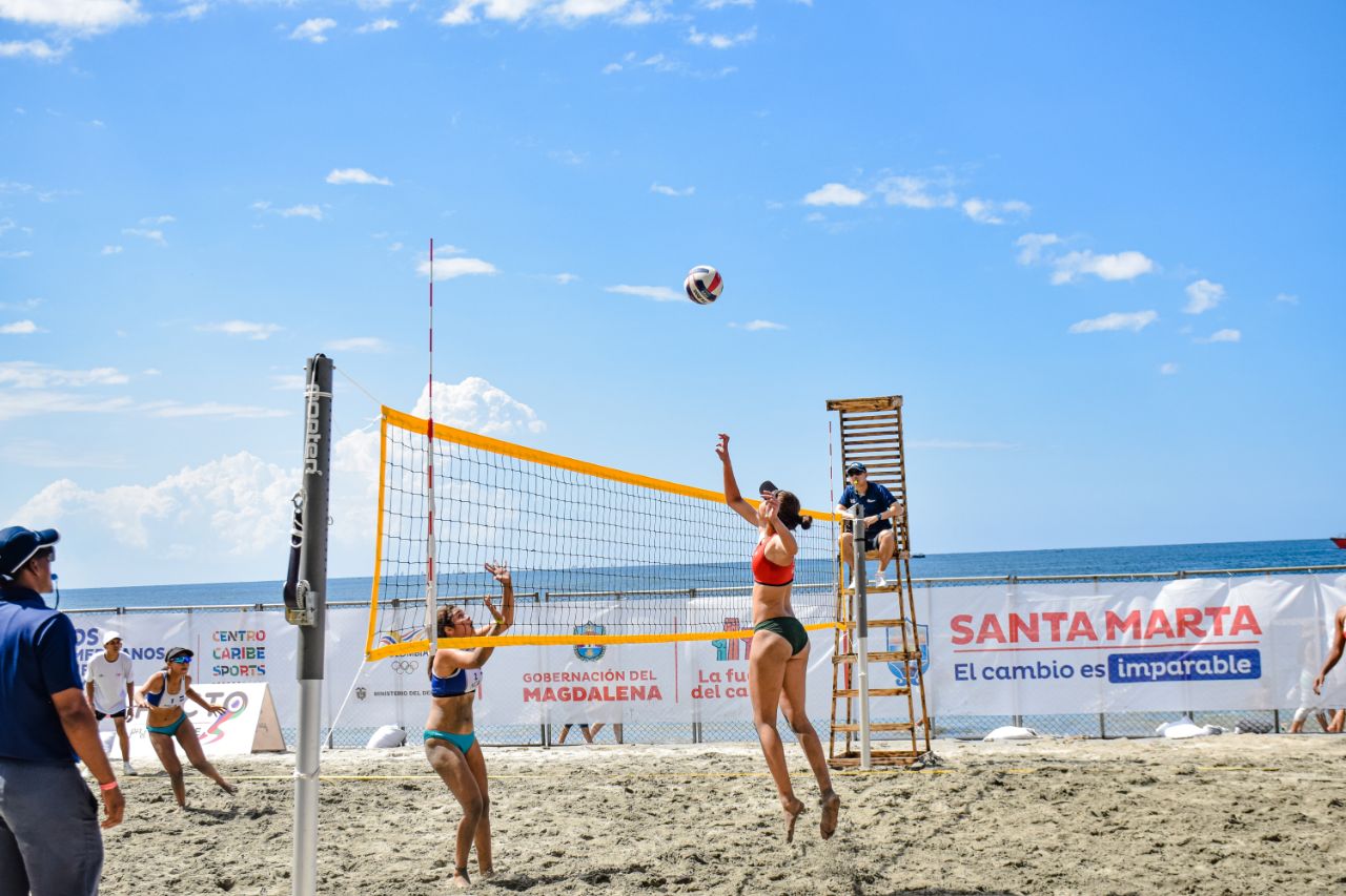 Cuba y Venezuela ratificaron su favoritismo en el voleibol playa femenino