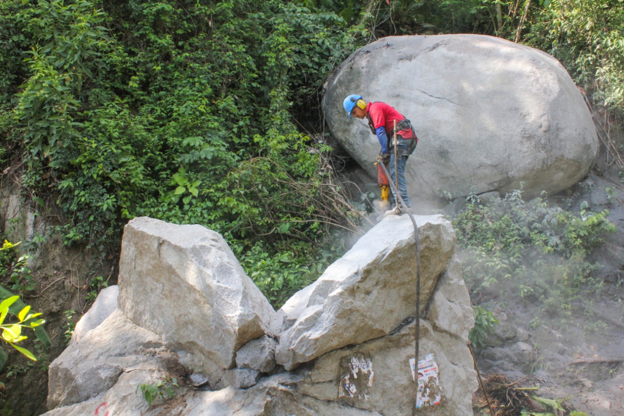 Alcaldía extrae tres rocas en riesgo de caer para garantizar seguridad en vereda 'Cacahualito'