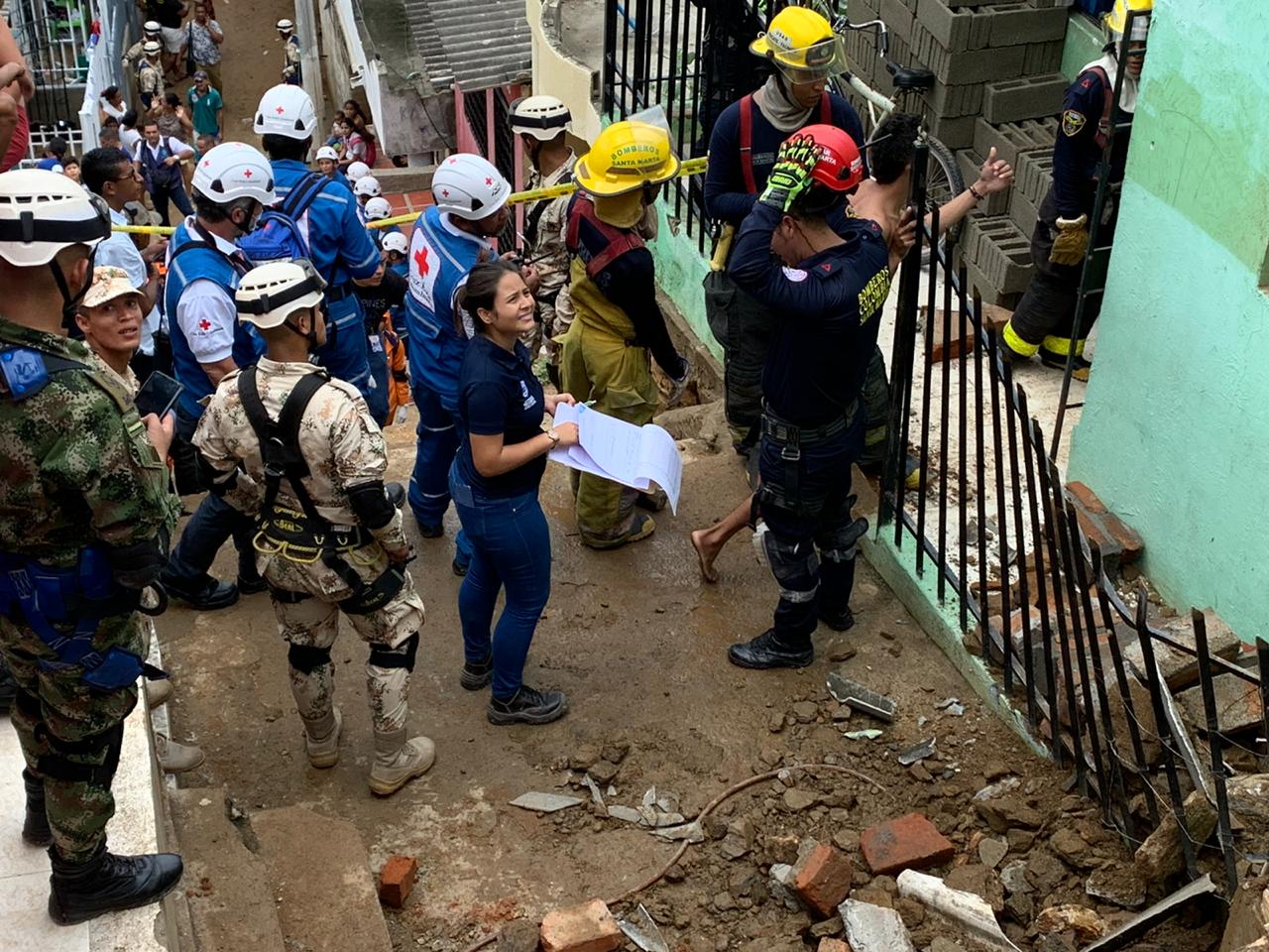 Alcaldía atendió emergencia por colapso estructural en el cerro Las Tres Cruces