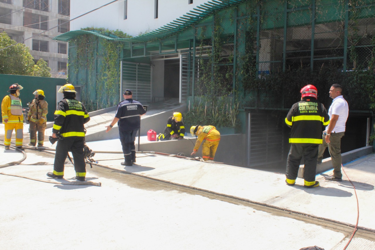 Alcaldía atendió la emergencia por incendio vehicular en el edificio Wind